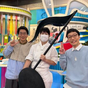 Norihiro Urai Instagram - 山里さんのラジオに続いて木曜ラヴィット！に出させていただいたら、朝から妹に会って音符が実写化されて3機ほど失いました。

#山里亮太の不毛な議論 
#修学旅行みたいな寝方の仮眠
#ラヴィット
#りくろーおじさん
#まなみありがとう
#こちらこそ来年もよろしくお願いします