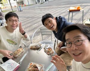 Norihiro Urai Instagram - もう中さんに学祭でチャーハンいただいた先週の思い出。

#もう中学生さん
#学祭２つと
#大宮2ステ
#1日ご一緒した
#前の日も学祭一緒
#こんなにもう中さんと過ごす週末はしばらくないでしょう
#チャーハン美味しかったです