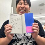 Norihiro Urai Instagram - ジャンボの小説を買い、照らされ兎さんを撮りました。福岡で。 #福岡 #ジャンボたかお #デビュー小説 #ロングさんとのユニットライブ #美味しいぶどう #ありがとうございました #スーパー日帰り
