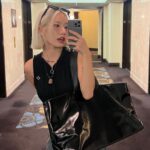Odd Instagram - 1,2,3 호텔 거울 사진 짱 잘나와 4. 학교 탈의실 퀄리티 5. 학교가 넘 이뿌다 6. Twin look 7. Bunny girl 8. 멀미파티 9. 멀미파티2 10. USC댄서들 최고..❤️ LA