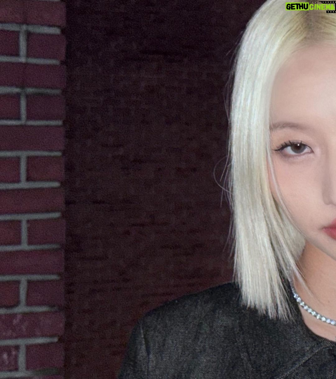 Odd Instagram - 백금발 못 잃는 ,,, 그래도 다음 머리 색 추천? 💇🏻♀️ @mascene_sodam