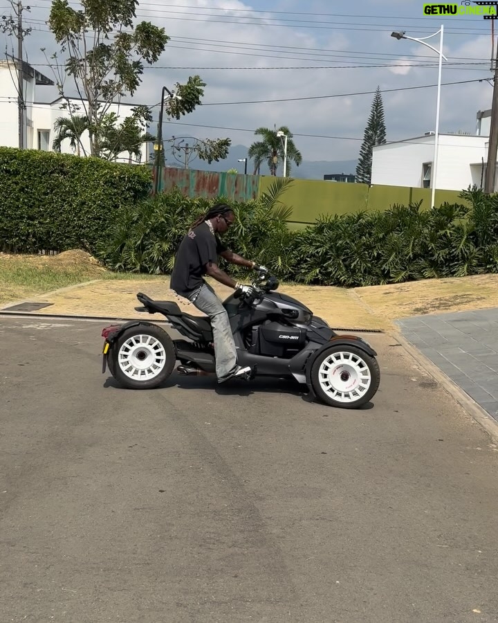 Offset - 790.4K Likes - My first solo tour “SET IT OFF TOUR” tickets on sale RIGHT NOW! www.offsettour.com The Greatest Show On Earth I Promise