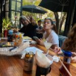 Olivia Collins Instagram – Retratos del elenco cortesía de mi nieto adorado para recordarles que sean felices y vengan a reírse hoy en #Atizapan con @busco_al_hombre 🤭 lqm ♥️🍟🍣
PD: Lupita perdí tu número de teléfono, ojalá veas aquí tu foto 🫂
#oliviacollins #abuela #fotografia #nieto #elenco #obra #comedia #buscoalhombredemivida #buscoalhombredemividamaridoyatuve Terraza Bichi-Cori