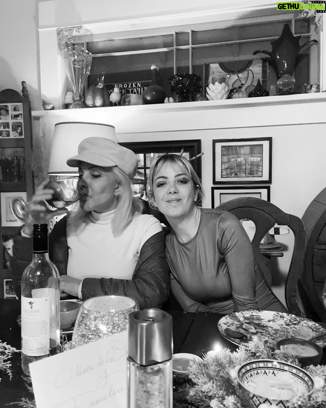 Olivia Collins Instagram - Crónicas de un fin de año súper tranquilo y diferente, con cena casera deliciosisima e improvisada y sin estrés (más que mi nieto robándose todo el queso 🧀 todo el tiempo 🫕), con frío rico y aire fresquísimo, al pie de un sauce que enmarcaba la luna y con el Pacífico del otro lado y los fuegos artificiales 🎆 justo encima 🥹 wow, solo… wow! 🫶🏼 gracias #vancouver, gracias vida! ❤️🔥 HAPPY NEW YEAR! 🎊 #vidacollins #nye #nochevieja #cabada #vacaciones Kitsilano Beach