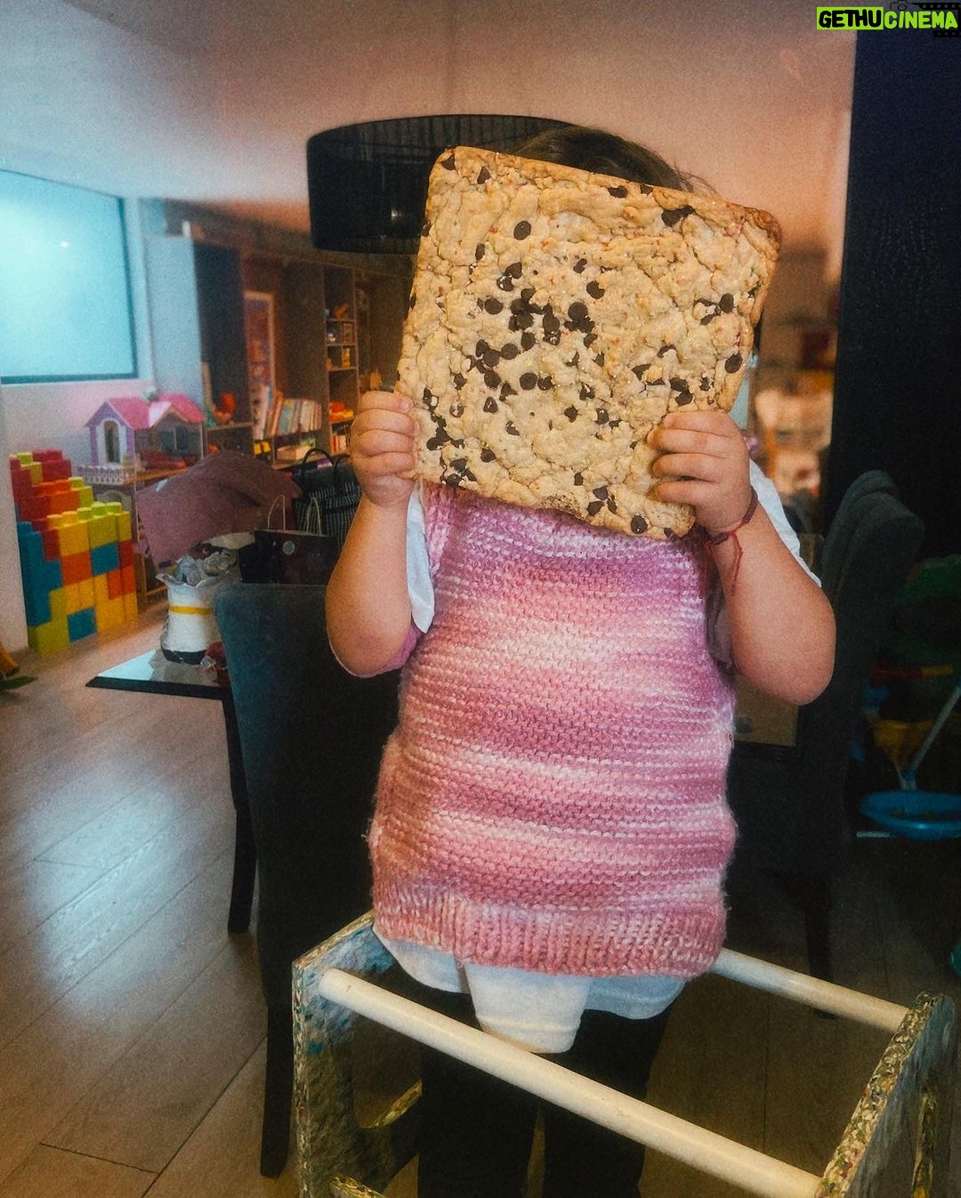 Olivia Collins Instagram - Con una galleta-pastel del tamaño de su cara y velarás de la que no se apagan me festejó ayer mi nieto el #diadelosabuelos y morí de amor y de glucosa 🍪🆘🤎🥹 ¿Ustedes cómo se la pasaron? ¿Quién de acá ya tiene nietos? 👼🏻 #VidaCollins #diadelaabuela #abuela #nieto #cookie Mexico City, Mexico