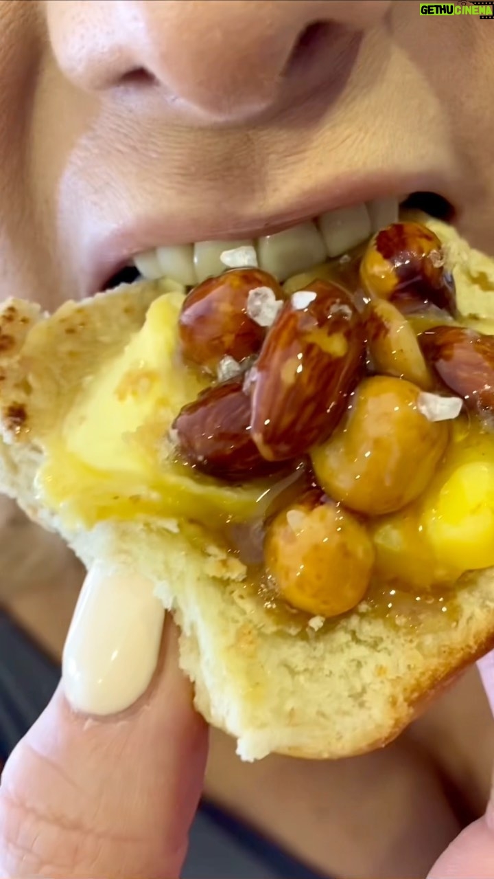 Olivia Collins Instagram - 🥖🚨 PÁRENLO TODO Y VEAN ESTA DELICIA 🚨🍯 Me llegó el súper munch y la inspiración con estos bisquets de @hellojulieta.mx que estánnnnn 🤤 Este inventó ha sido mi snack últimamente y no pienso soltarlo pronto… 🍞🌰🐝 La miel es de @costco_mexico 👌🏽✨ ¡Pruébenlo y me cuentan! #OliviaCollins #VidaCollins #pan #masamadre #bisquets #receta #deli #snack #antojo Mexico City, Mexico