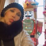 Olivia Collins Instagram - Feliiiiizzzzzzzzzz #Navidad mi gente 🎄⭐️🫶🏼 Pasen una hermosa #Nochebuena y un aún mas lindo despertar 🎅🏼😉 #christmas #vidacollins Vancouver, British Columbia