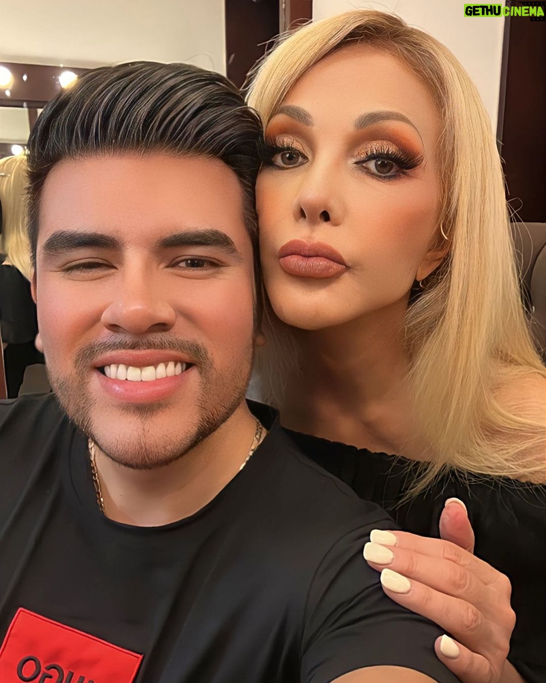 Olivia Collins Instagram - Mi hada madrina, verdadero artista @garciaelihut 👨🏼🎨 MUA de cabecera 🖼️🧚🏼♂️ ½ fundamental de mi equipo mágico, fantástico, lo máximo junto con @carlosechavarria_ 🌟💅🏼 Tienen prohibido robármelos!! ✋🏾 🛑 #oliviacollins #mua #maquillista #todologo #glam #glamteam Mexico City, Mexico