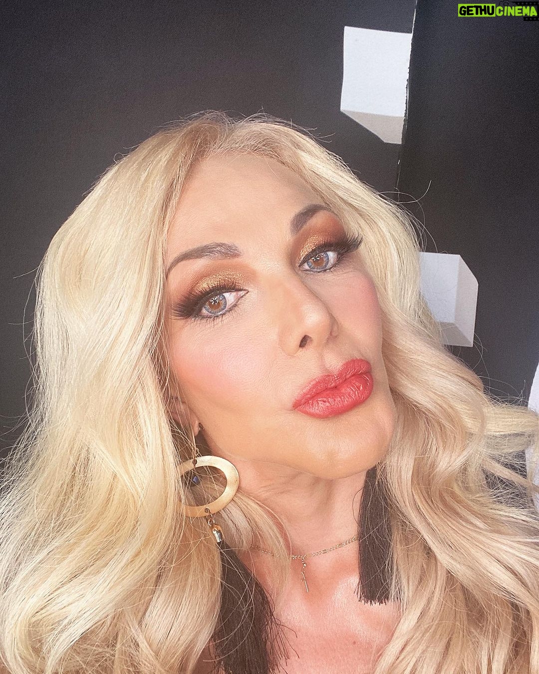 Olivia Collins Instagram - Cada día es otra oportunidad para volver a empezar con aprendizajes nuevos y actitud renovada 🌞 Tengan un hermoso martes 💛 💄 x @delarosamakeup #OliviaCollins #martes #motivacion #unnuevodia Mexico City, Mexico