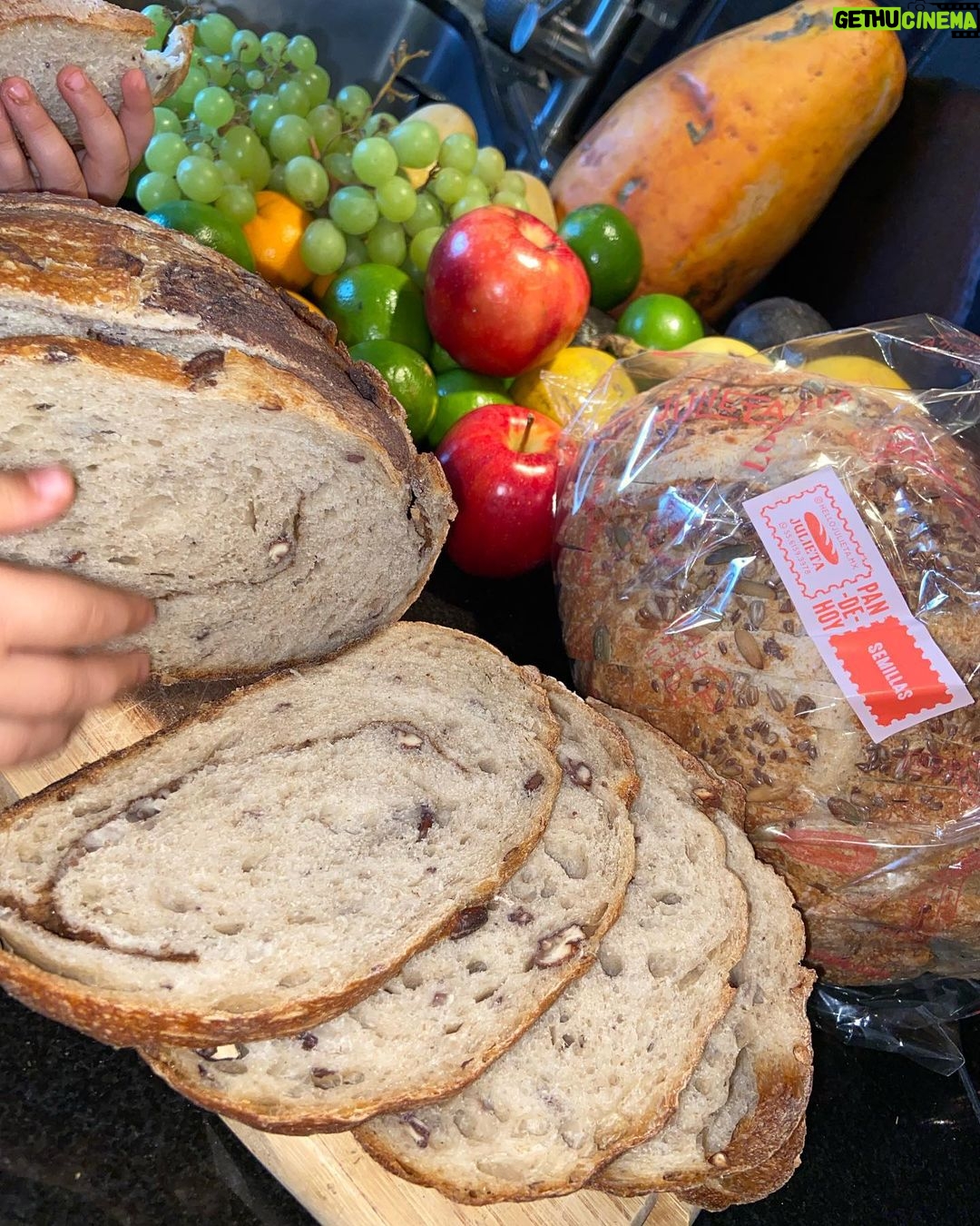 Olivia Collins Instagram - No les puedo contar la emoción de lo que me acaba de llegar 🥹🤌🏼 Todas las manos de mi casa puestas sobre estas hogazas mágicas de masa madre de @hellojulieta.mx que derrrrrrrriten 🥖🫠🧈 Pan de semillas, pan de canela con nuez y monk fruit y bisquets 🤩 Muero de deliciosura, estén atentos porque les voy a subir unas recetas de chuparse los dedos ☝🏼🤤 #OliviaCollins #VidaCollins #pan #masamadre #hogaza #hellojulieta #receta #deli #pandemasamadre Mexico City, Mexico