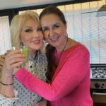 Olivia Collins Instagram - Me han preguntado mucho por mi licuado matutino que hice con @matildeobregon así que les dejo acá el resumen de la receta 🍊🍏🥬🫚🍧🍯🧃🥤 Véanlo completo en su YouTube 🎙️ Si lo prueban me cuentan cómo se sienten 😉 #oliviacollins #licuado #receta #smoothie #healthy #digestivo Mexico City, Mexico