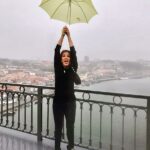 Olivia Collins Instagram – Nossssssa 🌬️ Me enteré de que hace poco fue el #diadelviento y obvio tenía que compartir este recuerdo de un súper airoso #Oporto ☂️💨🌁🇵🇹

#oliviacollins #vidacollins #viaje #oporto #porto #portugal #recuerdo #souvenir #viento #humor Porto, Portugal