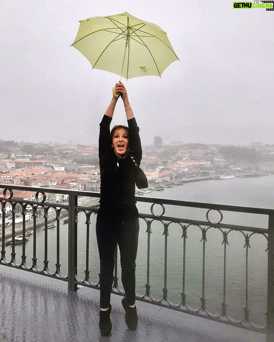 Olivia Collins Instagram - Nossssssa 🌬️ Me enteré de que hace poco fue el #diadelviento y obvio tenía que compartir este recuerdo de un súper airoso #Oporto ☂️💨🌁🇵🇹 #oliviacollins #vidacollins #viaje #oporto #porto #portugal #recuerdo #souvenir #viento #humor Porto, Portugal