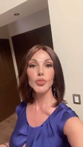 Olivia Collins Instagram - Este va para ustedes, a todos los ojitos lindos que me regalan la oportunidad de trabajar tras las cámaras con tanta pasión 🥹🎬🎥✨ Y también va por todo el increíble elenco y equipo que compartieron todos estos momentos conmigo @perdonanuestrospecadosof 👏🏻❤️‍🔥 Gracias @lucerosuarezsitges 🌠🤲🏼 Mención especial a mi doble Vivis Medina por morir por mi 👯‍♀️⛏️❤️‍🩹 #OliviaCollins #PerdonaNuestrosPecados #actriz #tv #telenovela #fin #lasestrellas #televisa Televisa