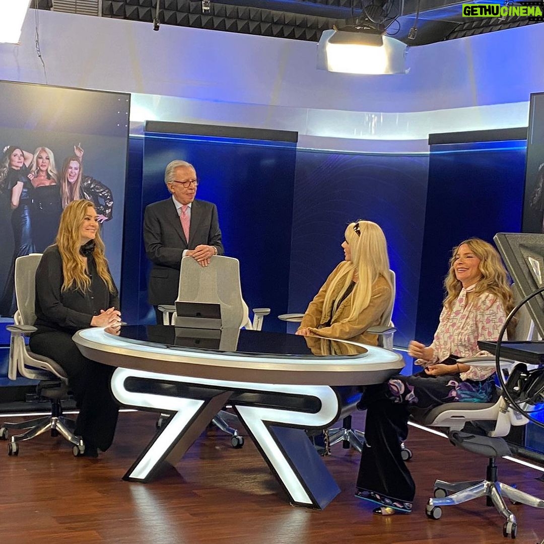 Olivia Collins Instagram - Aprovechando la visita con @lopezdoriga para recordarles que los veo hoy con @busco_al_hombre en @teatroxola 🥳🍿 #teatro #comedia #oliviacollins #annaciochetti #issabelacamil #radioformula Radio Fórmula