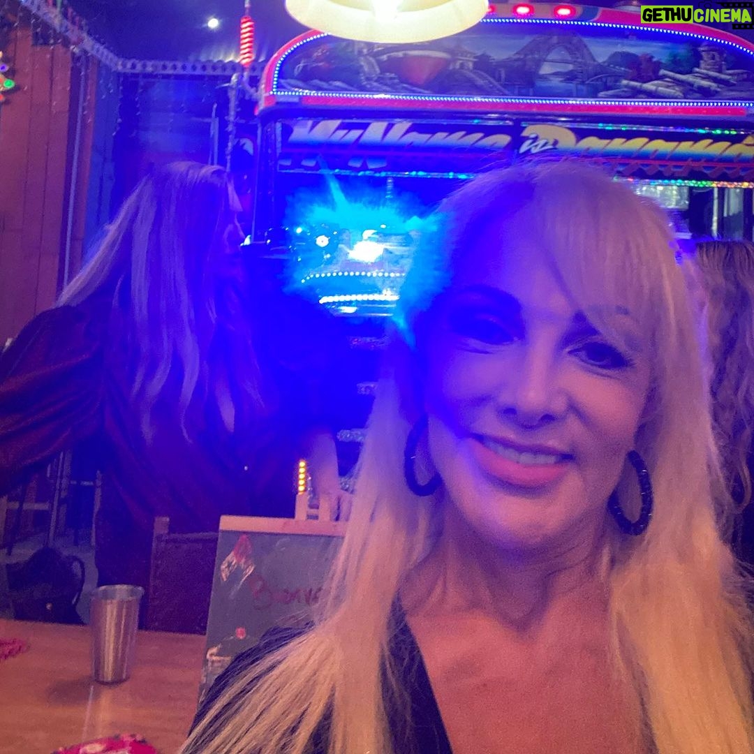 Olivia Collins Instagram - Panameando ando entre raíces, micrófonos, mariscos y alergias 🦐🌴🎙 ¡Nos vemos mañana en teatro La Huaca! 🎭 @busco_al_hombre Panama City