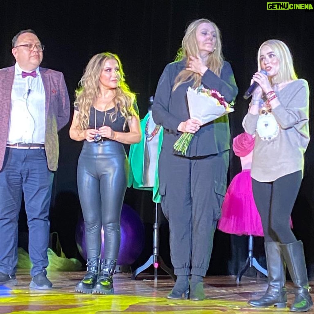 Olivia Collins Instagram - #SiSoyYoNoEresTu Una reflexión sobre el auto-maltrato 🤔 Con 7 personajes para 2 actrices sobre el escenario y 4 maravillosas mujeres en cartelera, nos muestra los focos rojos y señales que puede haber en relaciones co-dependientes 👏🏼🚩❤️🔥 Muy recomendable, ¡no se la pierdan todos los jueves en el #TeatroMariaTeresaMontoya! 🤩 #teatro #obra #cultura #cdm #redflags #reflexion #amorpropio Teatro María Teresa Montoya