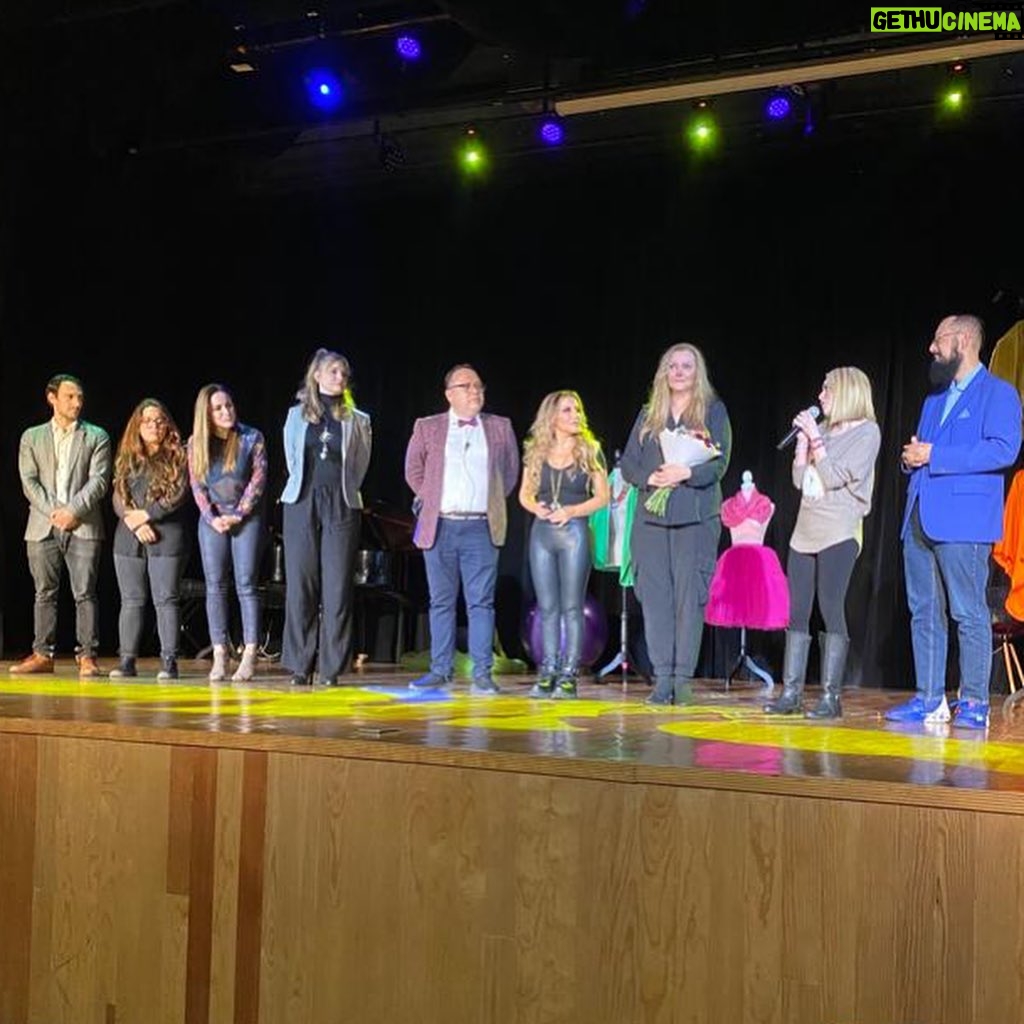 Olivia Collins Instagram - #SiSoyYoNoEresTu Una reflexión sobre el auto-maltrato 🤔 Con 7 personajes para 2 actrices sobre el escenario y 4 maravillosas mujeres en cartelera, nos muestra los focos rojos y señales que puede haber en relaciones co-dependientes 👏🏼🚩❤️🔥 Muy recomendable, ¡no se la pierdan todos los jueves en el #TeatroMariaTeresaMontoya! 🤩 #teatro #obra #cultura #cdm #redflags #reflexion #amorpropio Teatro María Teresa Montoya
