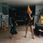 Olivia Collins Instagram - Los viernes los Collins se arman la pachanga desde el más allá 🧙🏻‍♀️💀🎃🧹👻🧚🏼‍♀️👩🏼‍🦰🦸🏻‍♂️🧟‍♀️🧛🏼‍♀️ ¿Y su viernes cómo va? 🤭 #oliviacollins #vidacollins #abuela #findesemana #fiesta #fiestadedisfraces #nieto #brujas #halloween Mexico City, Mexico