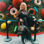 Olivia Collins Instagram - Estrenando uno de mis muchos regalitos cumpleañeros 🥰 gracias por consentirme @jaimeibiza 🎄 #cumple #sagi #bolsa
