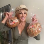 Olivia Collins Instagram – No les puedo contar la emoción de lo que me acaba de llegar 🥹🤌🏼 Todas las manos de mi casa puestas sobre estas hogazas mágicas de masa madre de @hellojulieta.mx que derrrrrrrriten 🥖🫠🧈 Pan de semillas, pan de canela con nuez y monk fruit y bisquets 🤩 Muero de deliciosura, estén atentos porque les voy a subir unas recetas de chuparse los dedos ☝🏼🤤

#OliviaCollins #VidaCollins #pan #masamadre #hogaza #hellojulieta #receta #deli #pandemasamadre Mexico City, Mexico