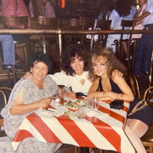 Olivia Collins Instagram - Oficialmente hoy, la más chiquita, creció 🥹 Mi hermanita cumple hoy 60 y con eso ya estamos los 6 hermanos en el sexto piso 🤩 Qué honra tenerte, conocerte, quererte y compartir la vida contigo 🍰 Lo siento, perdón, gracias, te amo @misssgabyyys 🥰