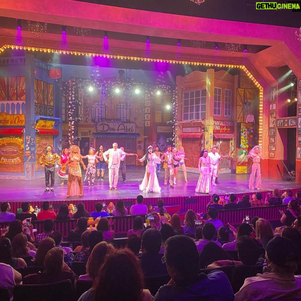 Olivia Collins Instagram - Miren a mi amiga, cómo brilla 🤩💗🙏 Si son de las pocas personas que aún no han visto @lagunillamb… 🥸🤌🏼 Tqm @maribelguardia 🫂 ¡Felicidades en sus #100representaciones 🎭! #Amigas #teatro #lagunillamibarrio