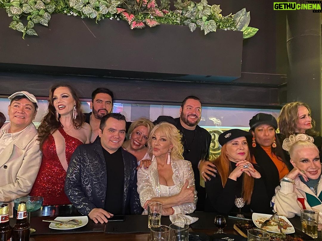 Olivia Collins Instagram - Temporada sagitaria a tope @gamaliel_vr 🍾🍰 ¡feliz cumple querido! Qué gusto celebrar con todos ustedes 🥳