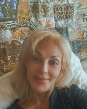 Olivia Collins Instagram - Así, solo disfrutando de mi paz y el amor inmenso de mi familia💕💕💕💕soy feliz ⭐️⭐️⭐️⭐️ #amor #familia #deacanso #salud #mujer #madre #abuela #actriz #vida #armonia #gratitud #felicidad y etc…