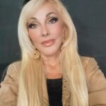 Olivia Collins Instagram – Aparezco por aquí entre ensayos y rodajes para desearles un bonito lunes lleno de magia 🤍⚡️🐌
#lunes #magia #oliviacollins Mexico City, Mexico