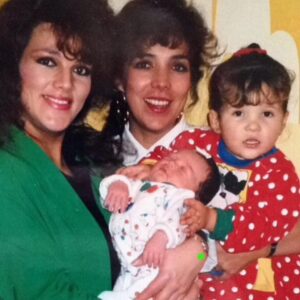 Olivia Collins Instagram - Oficialmente hoy, la más chiquita, creció 🥹 Mi hermanita cumple hoy 60 y con eso ya estamos los 6 hermanos en el sexto piso 🤩 Qué honra tenerte, conocerte, quererte y compartir la vida contigo 🍰 Lo siento, perdón, gracias, te amo @misssgabyyys 🥰