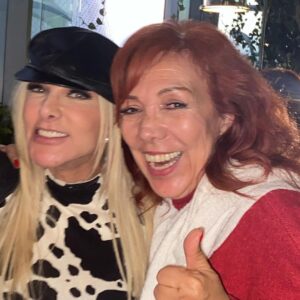 Olivia Collins Instagram - Oficialmente hoy, la más chiquita, creció 🥹 Mi hermanita cumple hoy 60 y con eso ya estamos los 6 hermanos en el sexto piso 🤩 Qué honra tenerte, conocerte, quererte y compartir la vida contigo 🍰 Lo siento, perdón, gracias, te amo @misssgabyyys 🥰
