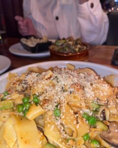 Olivia Collins Instagram - Boa noite 🌙 ☔️ 🍝 🛒 #vidacollins #disfrutando #oliviacollins #vancity The Flying Pig