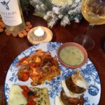 Olivia Collins Instagram - Crónicas de un fin de año súper tranquilo y diferente, con cena casera deliciosisima e improvisada y sin estrés (más que mi nieto robándose todo el queso 🧀 todo el tiempo 🫕), con frío rico y aire fresquísimo, al pie de un sauce que enmarcaba la luna y con el Pacífico del otro lado y los fuegos artificiales 🎆 justo encima 🥹 wow, solo… wow! 🫶🏼 gracias #vancouver, gracias vida! ❤️‍🔥 HAPPY NEW YEAR! 🎊 #vidacollins #nye #nochevieja #cabada #vacaciones Kitsilano Beach