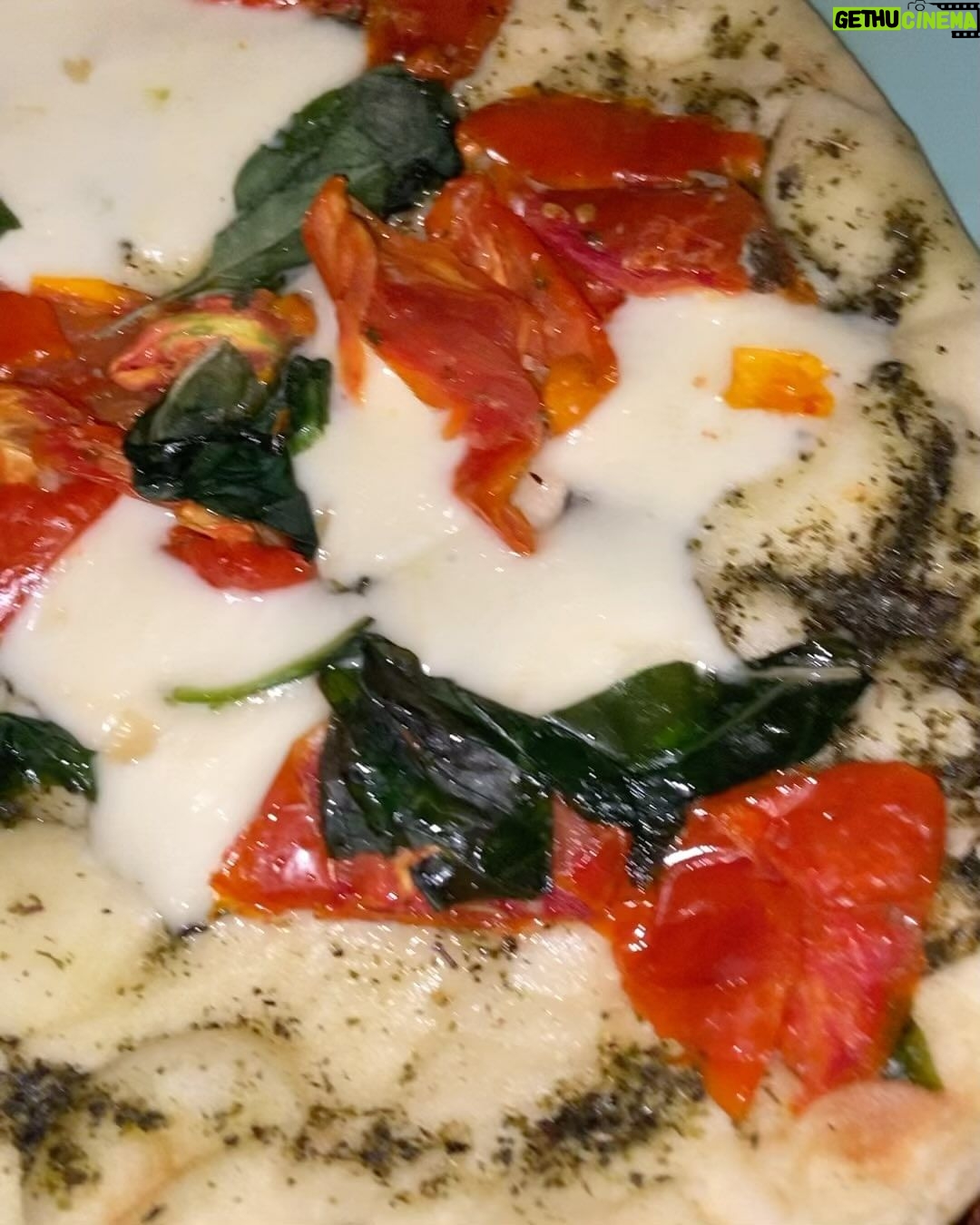 Olivia Collins Instagram - Crónicas de un fin de año súper tranquilo y diferente, con cena casera deliciosisima e improvisada y sin estrés (más que mi nieto robándose todo el queso 🧀 todo el tiempo 🫕), con frío rico y aire fresquísimo, al pie de un sauce que enmarcaba la luna y con el Pacífico del otro lado y los fuegos artificiales 🎆 justo encima 🥹 wow, solo… wow! 🫶🏼 gracias #vancouver, gracias vida! ❤️🔥 HAPPY NEW YEAR! 🎊 #vidacollins #nye #nochevieja #cabada #vacaciones Kitsilano Beach