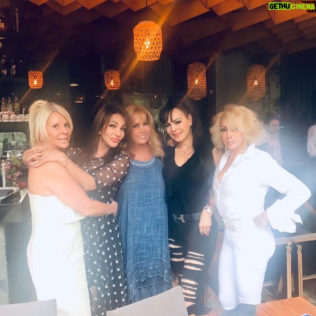 Olivia Collins Instagram - Recuerdos y recuerdos, reuniones y reuniones, brindis y más brindis y tantas cosas que celebrarte amiga querida @faridename que no nos alcanzan ni los mariachis 🎺🪗♥️ Feliz cumple (+1dia 🤭) Te adoro infinito amigocha 👯♀️ Mexico City, Mexico