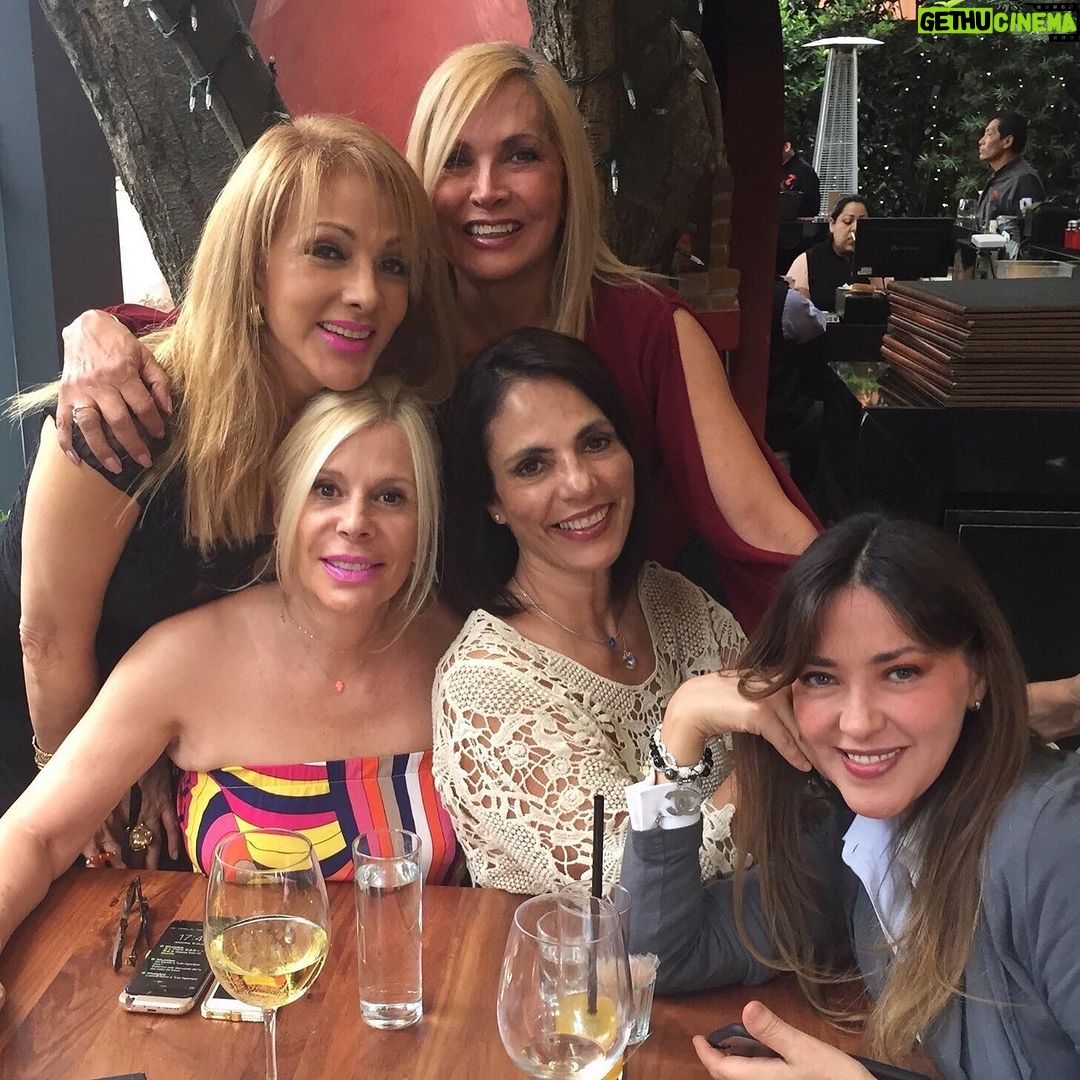 Olivia Collins Instagram - Recuerdos y recuerdos, reuniones y reuniones, brindis y más brindis y tantas cosas que celebrarte amiga querida @faridename que no nos alcanzan ni los mariachis 🎺🪗♥️ Feliz cumple (+1dia 🤭) Te adoro infinito amigocha 👯♀️ Mexico City, Mexico