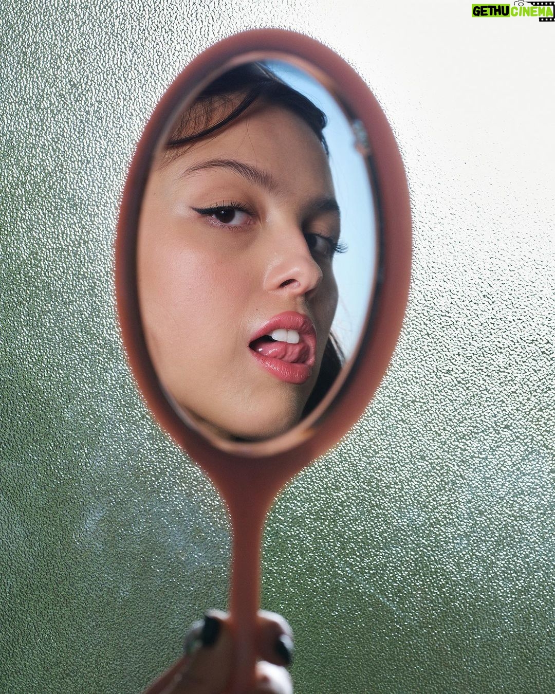 Olivia Rodrigo Instagram - my face 4 the face 💓 Credits: @thefacemagazine Photography @goldbergjim
Styling @emersondanielle @reed_danny
Words @jadewickes Editor @m_j_whitehouse
Fashion Directors @reed_danny @emersondanielle
Digital Director @brooke_mccord
Studio Director @rosannagouldman
Art Director @sandra_leko_
Design Julia Monsel (@ethnosaurus)
Hair @claytonhawkins at @aframe_agency
Make-up @melissa.hernandez at @thewallgroup
Manicurist @nails_by_yoko at @aframe_agency