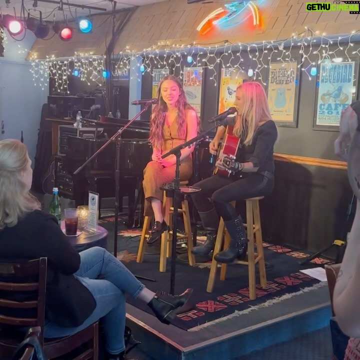 Olivia Rodrigo Instagram - pinch me! sang one of my favorite songs of all time with the greatest of all time @sherylcrow !!!! what an honor!!!! ❤️🩹❤️🩹❤️🩹❤️🩹 Bluebird Cafe