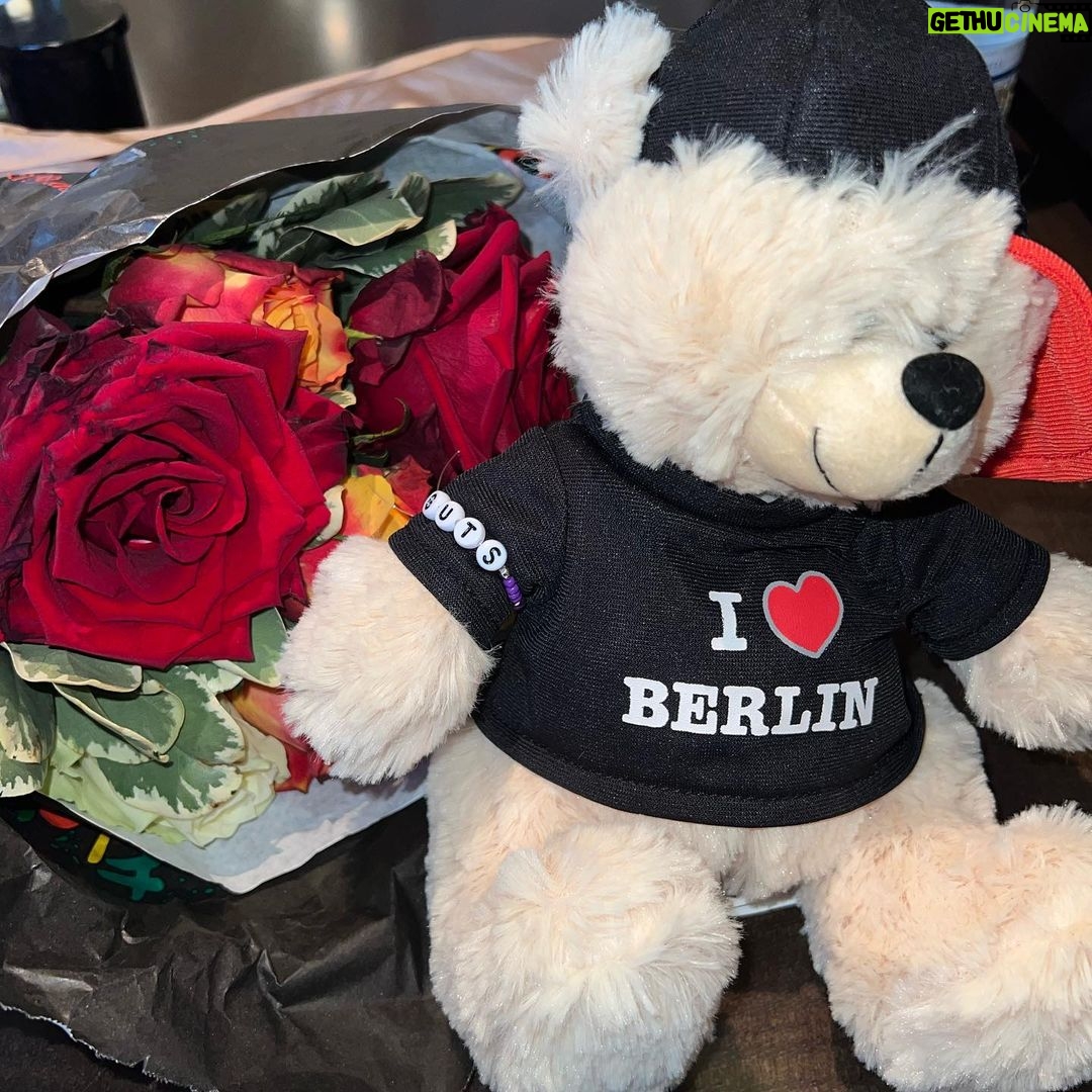 Olivia Rodrigo Instagram - berlin!!!!! also thank u to the sweet girl who gave me the GUTS tracklist in german!!!! I had the best best time❤️🩹❤️🩹❤️🩹 Berlin, Germany