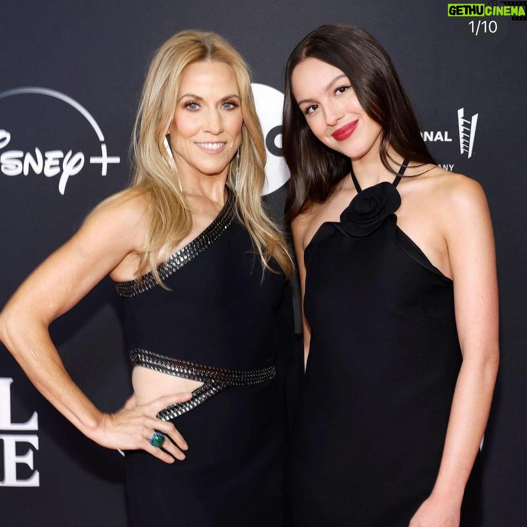 Olivia Rodrigo Instagram - what an unbelievable honor it was to watch @sherylcrow get inducted into @rockhall last night! if it makes you happy is one of the best songs ever written and I feel so lucky to have been able to sing it with her to celebrate❤️❤️❤️