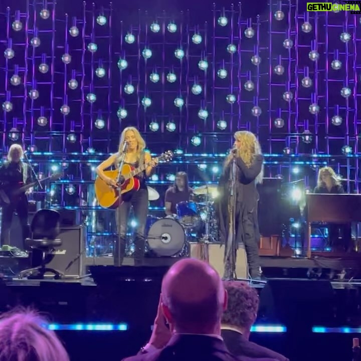 Olivia Rodrigo Instagram - what an unbelievable honor it was to watch @sherylcrow get inducted into @rockhall last night! if it makes you happy is one of the best songs ever written and I feel so lucky to have been able to sing it with her to celebrate❤️❤️❤️