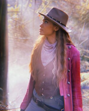 Olivia Swann Instagram - The calm before the stressed western⁣
⁣
Get your yee-haw on with @cw_legendsoftomorrow tonight!⁣
⁣
📸: @lissethchavez 🤠⁣
⁣
#dclegendsoftomorrow ⁣#yeehaw