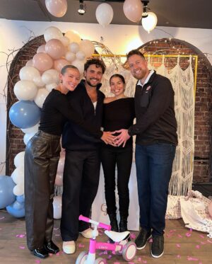Olivier Dion Instagram - Tellement heureux de vous partager le grand cri de corneille de ma sœur lorsqu’elle a découvert que ce sera une petite fille qui nous rejoindra en avril prochain. 🥹💕 @dionfrederique tu seras une maman absolument formidable et @tomgrav, quelle chance elle aura cette petite de t’avoir comme papa. Je vous aime et je l’aime déjà de tout mon cœur. ❤️