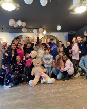 Olivier Dion Instagram - Tellement heureux de vous partager le grand cri de corneille de ma sœur lorsqu’elle a découvert que ce sera une petite fille qui nous rejoindra en avril prochain. 🥹💕 @dionfrederique tu seras une maman absolument formidable et @tomgrav, quelle chance elle aura cette petite de t’avoir comme papa. Je vous aime et je l’aime déjà de tout mon cœur. ❤️