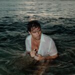 Olivier Dion Instagram - SUR LE FIL. L’ALBUM. DISPONIBLE SUR TOUTES LES PLATEFORMES 🌊 - Cet album met en musique et en mots mes réflexions, mes compréhensions, mes aboutissements, mes doutes et mes remises en question. La musique fait partie intégrante de ma vie depuis mon plus jeune âge. J'ai eu un parcours peu commun, plutôt exceptionnel, qui m'a fait vivre des expériences hors normes sur deux continents très rapidement dans ma jeune carrière. Ces opportunités, ce travail que l'on pourrait qualifier parfois de "chance inouïe", m'ont permis de me développer de façon accélérée, souvent sous les projecteurs. Ces mêmes projecteurs qui m'ont propulsé et guidé à travers une tonne de sensations fortes m’ont également créé beaucoup de pression. Cette pression, mêlée à mes insécurités d'artiste, à mes remises en question, à mon sentiment parfois d'imposteur, à ma quête de sens inachevée, est le moteur de ce projet, de cet album, qui est le plus personnel de ma carrière. En musique, j'ai envie d'exposer certaines de mes vulnérabilités les plus profondes, dans le but de connecter de manière sincère avec le public qui m'a suivi, sans peut-être me connaître réellement, depuis déjà 10 ans. Avec cet album, je vise à déconstruire les préjugés, à rendre plus sensible et humaine l'image d'un artiste qui semble avoir tout pour plaire et tout pour être heureux. Je souhaite normaliser le sentiment d'être incompris, celui d'être perdu dans un monde qui est très axé sur la performance, la comparaison et le regard des autres. À 31 ans, j'arrive à un stade de ma vie où j'ai envie d'opter pour la transparence et le partage. Toujours dans l'apprentissage et vers une réponse à "qui suis-je" et "où vais-je" qui semble vouloir se définir de plus en plus, j'ai envie de présenter un projet qui rassemblera les gens, non seulement grâce aux mélodies accrocheuses, mais aussi grâce aux textes porteurs de sens et surtout vrais. Avec cet album j'ai envie de me raconter. En espérant que les gens s’y rencontrent. Xx