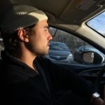 Olivier Dion Instagram - L’hommage à Karl Tremblay, diffusée hier soir, a donné comme une immense claque à la mélancolie qui accompagne l’automne et souvent nos vies qui n’en demande pas tant. Comme le plus sincère et indéniable rappel qu’on peut enlever une bûche, en bon québécois, dans le feu qui alimentent nos problèmes et nos tracas. Que souvent, rien n’est assez important pour justifier nos tourments. Le temps passe et le monde continue de tourner, même quand les plus grands tombent. Alors gardons les souvenirs, gardons les leçons, vivons et permettons-nous de nous foutre la paix! Même si elle est courte, même si elle est parfois injuste, la vie est belle. Et tant qu’on est là, c’est à nous de choisir comment la vivre. Merci pour la Masterclass que tu nous lègues, Karl. Celle de la joie de vivre. Merci à ta femme Marie-Annick et à tes comparse Jean-François et Jérôme de nous l’avoir transmis, doucement, franchement, courageusement hier soir.