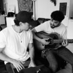 Olivier Dion Instagram - On a commencé par écrire une chanson qu’on a plié en quelques heures. C’est venu naturellement, le sujet était bien clair dans ma tête et ça a bien résonner dans la leur aussi. Amour impossible, peur de l’engagement, amour à distance. Tout ce que je vivais, intensément, à l’époque. (On se plait) Ça aura été la première de plusieurs collaborations qui sont allés bien au delà de la musique.   Tibz, mélodiste et auteur de fou, autant qu’il est bon vivant. Et Hugo Lab (alias @Montmartre), son binôme, devenu un peu aussi le mien. Qu’est-ce qu’on s’est marrés tous les 3. On a mangé de la musique, de la bonne bouffe, des bons rires. Hugo c’est le multi-instrumentiste, la classe électro avec le coeur de rockeur. Il a vraiment sa touche que j’adore. Avec les deux on est arrivé à écrire des chansons qui m’étaient personnelles, mais toujours en retrouvant ce petit reflet teinté de nos expériences, de nos échanges et de notre rencontre. On aurait probablement pu écrire l’album au complet ensemble…   Voici celles, dans l’ordre d’écriture, qu’on a écrit et qui se retrouvent sur l’album: - On se plait - Sur Le Fil - La Plage  Quelle est votre préférée parmi les 3? Et oui, on a écrit « La Plage » APRÈS avoir écrit « Sur Le Fil ». Et non l’inverse. « Y’aura toujours une plage… un orage... » est arrivé en d’abord à la fin de l’écriture de Sur Le Fil et nous trouvions que cela devait aussi devenir le coeur d’une autre chanson. Partagez-moi vos impressions, je suis curieux, car chaque chanson a sa propre histoire. Vous pouvez les retrouver sur mon album Sur Le Fil, disponible sur toutes les plateformes. 🩶 Paris, France