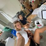 Olivier Dion Instagram – Les parents, ça sait comment déménager. Ça ne se pose pas de question, ça le fait. Ça opère comme on dit. Papi Jean-Marie et Mamie Nadine ont quittés la France pour arriver au Québec en 1976. Les 1er juillet, ils connaissent ça. Je me demande si un jour j’arriverai à leur niveau. En attendant, on est contents de les avoir! Bonne saison des déménagements à tous 📦🇨🇦
