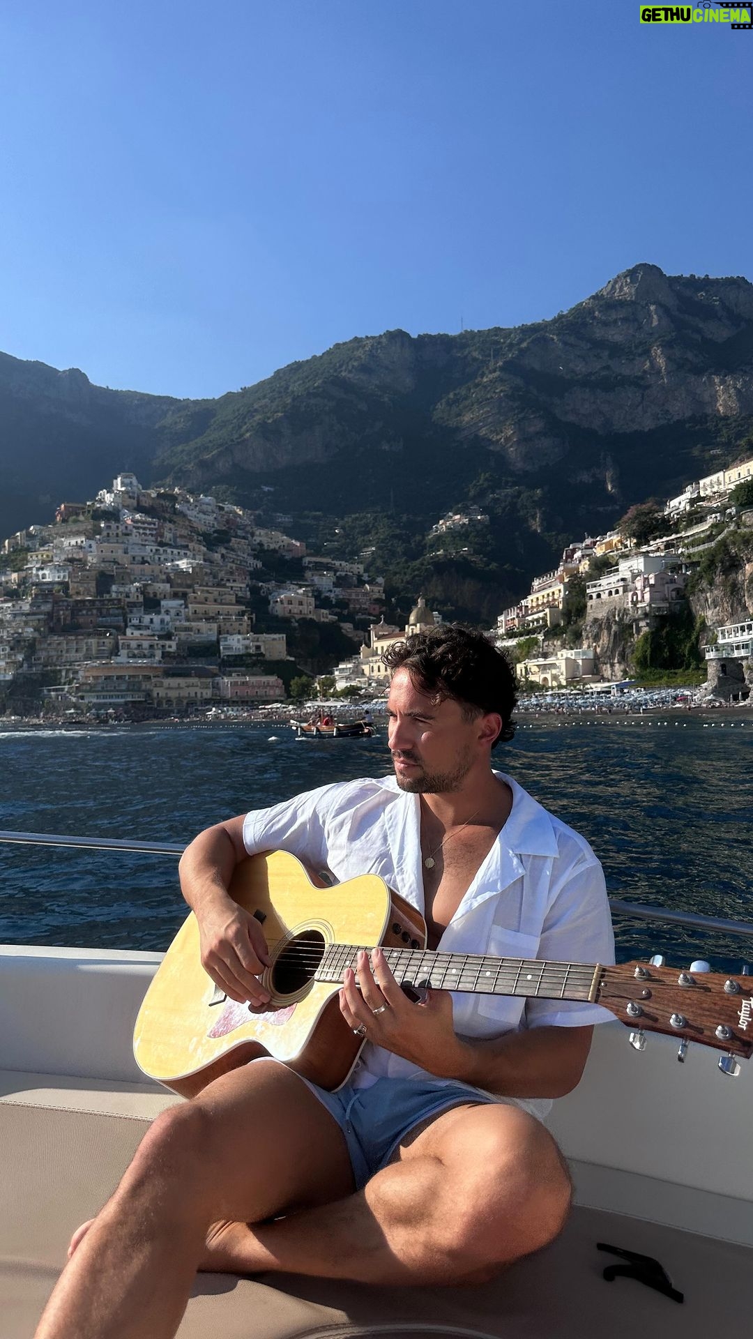 Olivier Dion Instagram - J鈥檃i s没rement 茅crit cette chanson pour la chanter ici 馃尀 Positano, Amalfi Coast, Italy